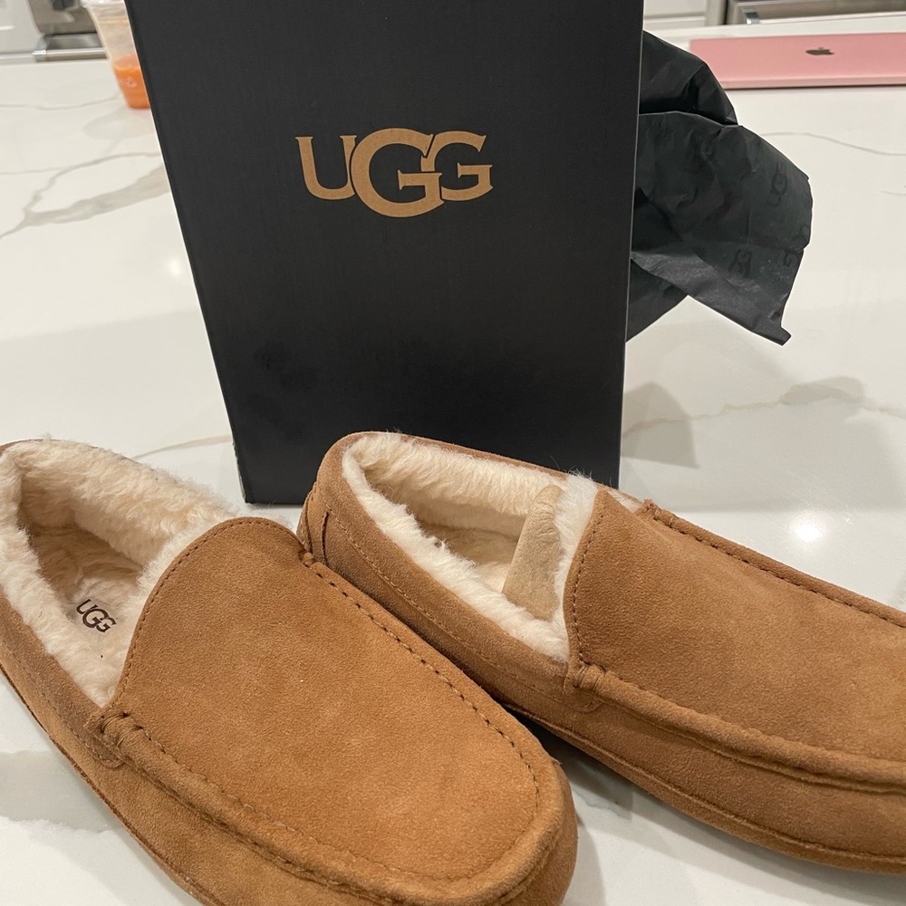 MENS UGG ASCOT SLIPPERS/LOAFERS.